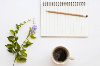 iş iş için defter planlayıcısı sıcak kahve ve yaprak dekorasyon ile düz stil beyaz arka plan üzerinde yatıyordu. 