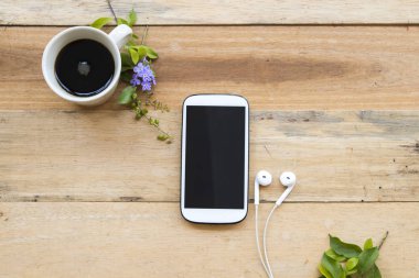 hareket eden telefon ile sıcak siyah kahve dekorasyon düz stil ahşap zemin üzerinde yatıyordu