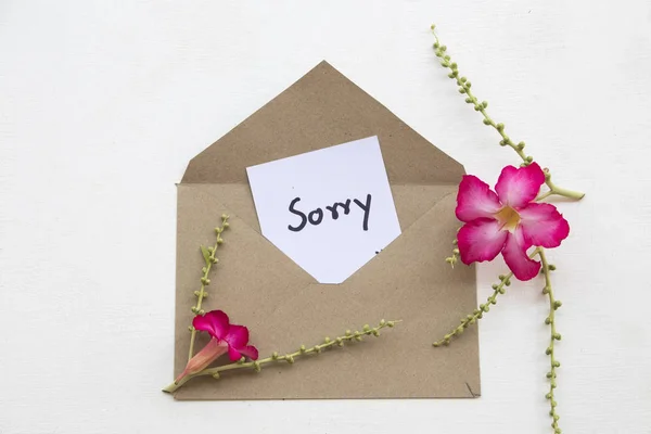 Mitteilungskarte Handschrift Braunem Umschlag Mit Rosa Blumendekoration Flach Auf Weißem — Stockfoto