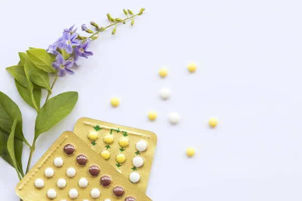 Píldoras Anticonceptivas Mujer Anticonceptivos Para Quieren Tener Bebé Con Flores — Foto de Stock