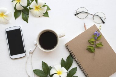 defter planlayıcısı, cep telefonu iş için iş ve çiçek frangipani dekorasyon düz beyaz arka plan üzerinde yatıyordu stili 