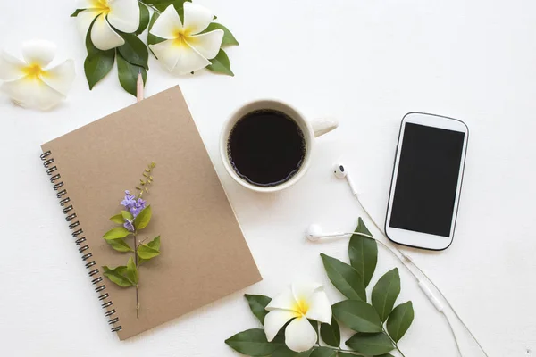 Notebook Planejador Telefone Móvel Para Trabalho Negócios Flor Frangipani Decoração — Fotografia de Stock