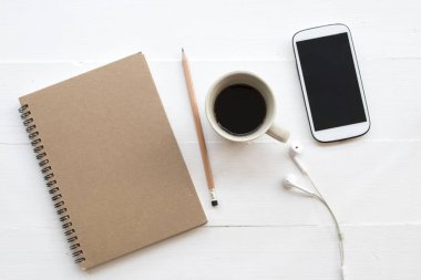 defter planlayıcısı, cep telefonu iş çalışma için sıcak kahve dekorasyon düz stil beyaz arka plan üzerinde yatıyordu. 