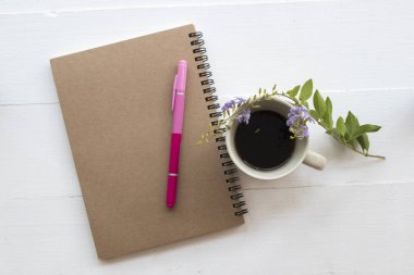iş iş için defter planlayıcısı sıcak kahve dekorasyon düz stil beyaz arka plan üzerinde yatıyordu. 