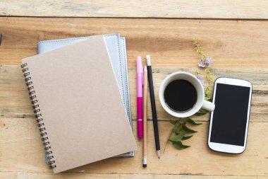 defter planlayıcısı, cep telefonu iş çalışma için sıcak kahve dekorasyon düz stil ahşap zemin üzerinde yatıyordu. 