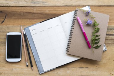 defter planlayıcısı, cep telefonu iş iş dekorasyon düz için stil ahşap zemin üzerinde yatıyordu 