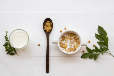 Mix Mısır gevreği süt sağlıklı gıdalar için çocuk yiyor ve dekorasyon düz sağlıklı içecekler taze süt kahvaltı tarzı yatıyordu üzerinde beyaz arka plan 