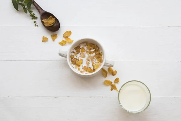 ミックス コーンフレーク牛乳健康食品子供を食べる 健康的なドリンク新鮮なミルクで朝食装飾フラット レイアウト スタイルの背景ホワイト — ストック写真