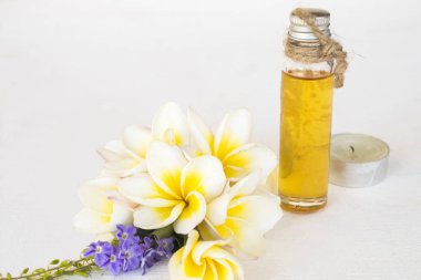 doğal bitkisel yağlar ayıklamak çiçek frangipani koku kokular aroma düzenleme düz koymak beyaz arka plan stili 