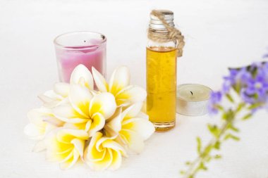 doğal bitkisel yağlar ayıklamak çiçek frangipani koku kokular aroma düzenleme düz koymak beyaz arka plan stili 