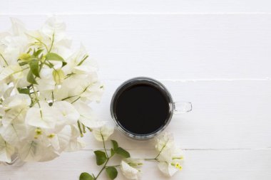 siyah kahve espresso ile beyaz çiçek Begonvil aranjmanı düz beyaz arka plan üzerinde yatıyordu stili 