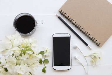 defter planlayıcısı, cep telefonu iş çalışma ve beyaz çiçek Begonvil düzenleme düz ile siyah kahve espresso için stil beyaz arka plan üzerinde yatıyordu 