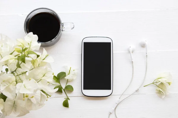 hareket eden telefon, siyah kahve espresso beyaz çiçek Begonvil düzenleme düz ile stil beyaz arka plan üzerinde yatıyordu 