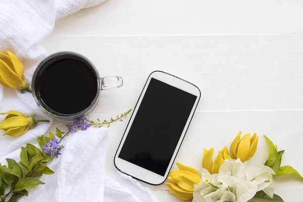 hareket eden telefon, siyah kahve espresso sarı çiçek ylang ylang düzenleme düz ile stil beyaz arka plan üzerinde yatıyordu 