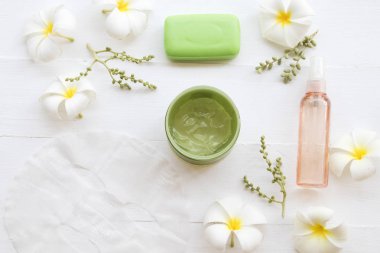 doğal kozmetik bitkisel aroma Hyaluronik ağlar sac maskesi, yatıştırıcı jel, su sprey ve sabun sağlık bakımı cilt yüz çiçek frangipani özü yüz maskesi üzerinde arka plan beyaz ayıklamak için