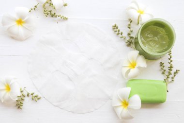 doğal kozmetik bitkisel aroma Hyaluronik sac maskesi için ağlar, çiçek frangipani özü yüz maskesi arka plan beyaz üzerinde yatıştırıcı jel ve sabun Sağlık Cilt yüz için ayıklamak