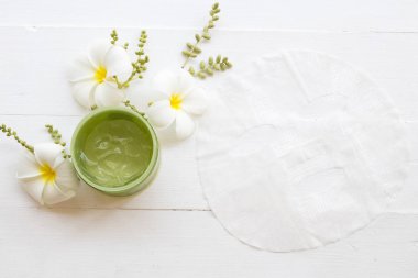 doğal kozmetik bitkisel aroma Hyaluronik sac maskesi, jel Sağlık Cilt yüz çiçek frangipani özü yüz maskesi üzerinde arka plan beyaz ayıklamak için yatıştırıcı için ağlar