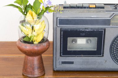 büyük ses kaset eski nesil 20 yıl önce tablo üzerinde sarı çiçek ylang ylang dekorasyonu ile 