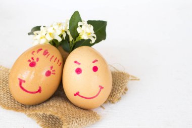mutlu yumurta yüz çuval, beyaz arka plan beyaz Yasemin çiçek aranjmanı sağlıklı gıdalar yumurta üzerinde yazma 