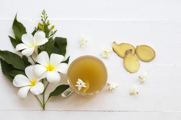 Bitkisel Sağlıklı Içecekler Zencefil Şurubu Kokteyl Için Sağlık Beyaz Çiçekler — Stok fotoğraf