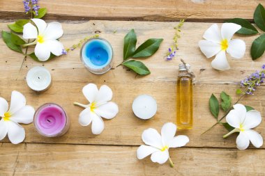 doğal bitkisel yağlar Asya düzenleme düz çiçek Frangipani yerel özü arka plan ahşap üzerinde stil yatıyordu 