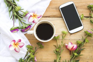 cep telefonu ve mor çiçekler ile sıcak kahve espresso, frangipani düzenleme düz yatıyordu ahşap arka plan stili