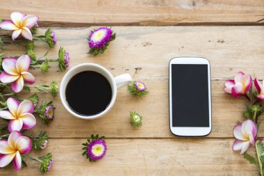 cep telefonu ve mor çiçekler ile sıcak kahve espresso, frangipani düzenleme düz yatıyordu ahşap arka plan stili