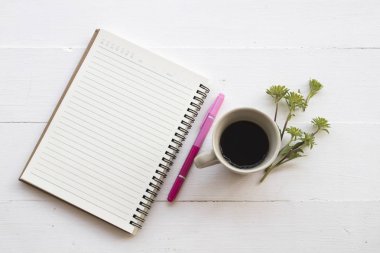 iş iş için defter planlayıcısı sıcak kahve düzenleme düz stil Ofis Masası yatıyordu. 