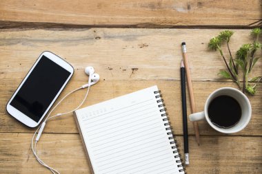 defter planlayıcısı, cep telefonu iş çalışma için sıcak kahve düzenleme düz stil Ofis Masası yatıyordu. 