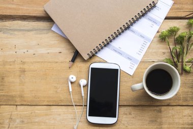 Belge aylık kayıt gider kredi kartı muhasebe ile cep telefonu, notebook için iş iş ve kahve düzenleme düz yatıyordu tarzı Ofis Masası 