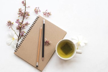 iş iş için defter planlayıcısı bitkisel sağlıklı içecek yeşil çay düzenleme ile düz stil beyaz arka plan üzerinde yatıyordu. 