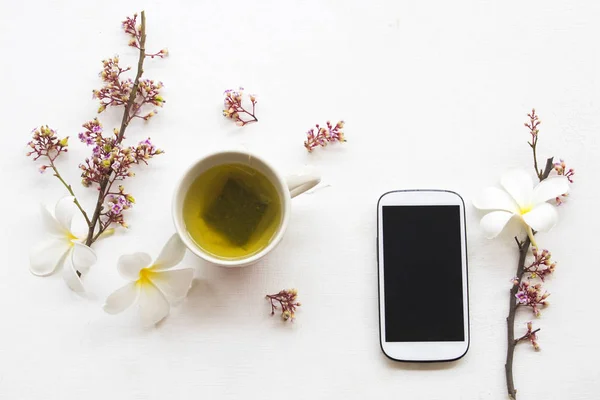 Κινητό Τηλέφωνο Ροφηματα Ζεστό Πράσινο Τσάι Επίπεδη Ρύθμιση Λουλουδιών Βάλτε — Φωτογραφία Αρχείου