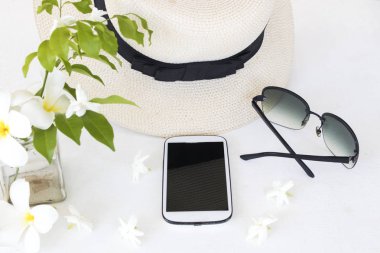 cep telefonu, güneş gözlüğü ve yaşam tarzı kadın şapka arka plan beyaz yaz düzenleme düz yatıyordu tarzı dinlenmek