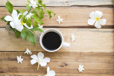 beyaz çiçekler yasemin düzenleme düz döşeme tarzı arka plan ahşap ile sıcak kahve espresso