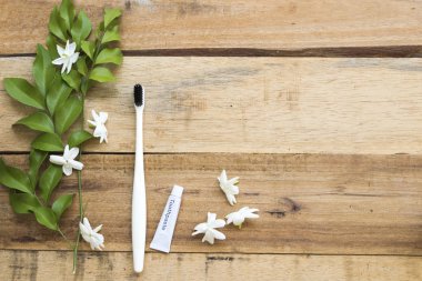 diş fırçası, çiçek yasemin düzenleme düz arka plan ahşap stil ile ağız boşluğu için diş macunu sağlık