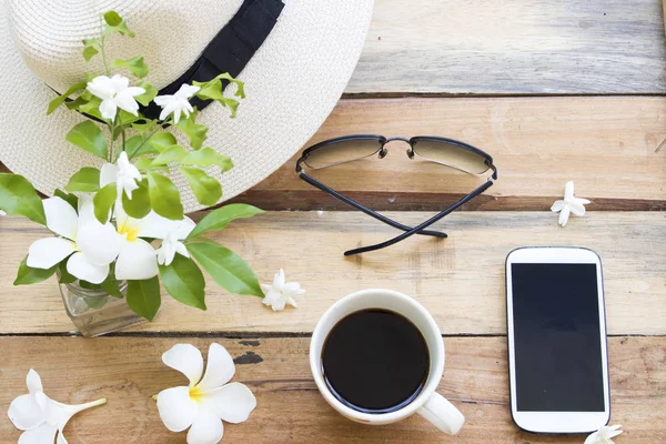 Mobiele Telefoon Zonnebril Hoed Van Lifestyle Vrouw Ontspannen Zomer Arrangement — Stockfoto