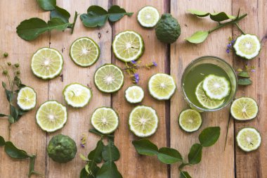 bitkisel sağlıklı içecekler kaffir kireç buzlu kokteyl su asya düzenleme düz döşeme tarzı arka plan ahşap tarzı yerel bitki örtüsü