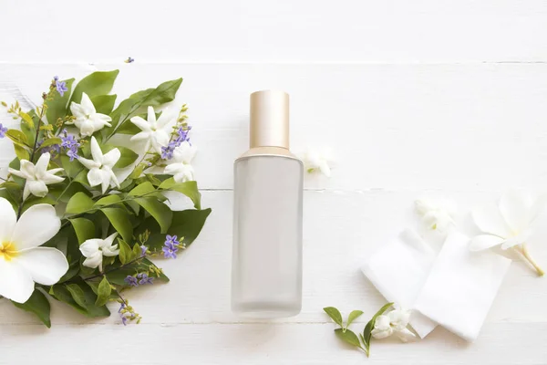 doğal kozmetik aroması tedavi ilk serum toner sağlık cilt yüz özü yaşam tarzı kadın dinlenmek düzenleme düz yatıyordu bitkisel 