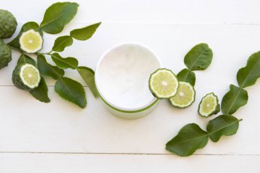 ıslatmak krem tedavi aroma sağlık baş ve kıllar bitkisel kaffir kireç bitki örtüsü asya düzenleme düz döşeme tarzı yerli arka plan beyaz 