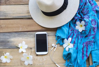 şapkalı cep telefonu, yaşam tarzı kadının eşarp arka plan ahşap üzerinde yaz düzenleme düz yatıyordu tarzı dinlenmek