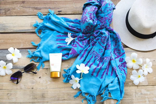 sağlık için güneş kremi spf50 şapka ile cilt yüzünü korumak, güneş gözlüğü ve yaşam tarzı kadın eşarp rahatlayın yaz aranjmanı arka plan ahşap tarzı düz yatıyordu