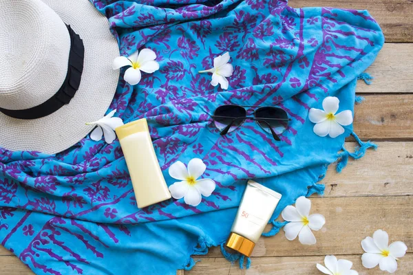 sağlık için güneş kremi spf50 vücut losyonu ile cilt yüzünü korumak, şapka, güneş gözlüğü ve yaşam tarzı kadın eşarp rahatlayın yaz aranjmanı arka plan ahşap tarzı düz yatıyordu