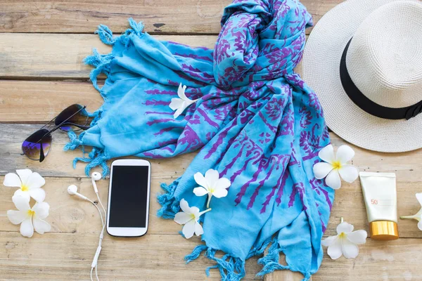 sağlık için güneş kremi spf50 vücut losyonu ile cilt yüzünü korumak, şapka, cep telefonu, güneş gözlüğü ve yaşam tarzı kadın eşarp rahatlayın yaz aranjmanı arka plan ahşap düz yatıyordu tarzı