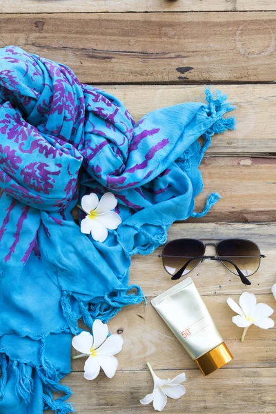 sağlık için güneş kremi spf50 güneş gözlüğü ve yaşam tarzı kadın eşarp ile cilt yüzünü korumak arka plan ahşap üzerinde yaz düzenleme düz yatıyordu tarzı dinlenmek