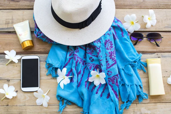 sağlık için güneş kremi spf50 vücut losyonu ile cilt yüzünü korumak, şapka, cep telefonu, güneş gözlüğü ve yaşam tarzı kadın eşarp rahatlayın yaz aranjmanı arka plan ahşap düz yatıyordu tarzı