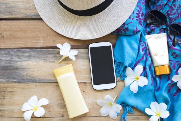 sağlık için güneş kremi spf50 vücut losyonu ile cilt yüzünü korumak, şapka ve yaşam tarzı kadın eşarp rahatlayın yaz aranjmanı arka plan ahşap tarzı düz yatıyordu