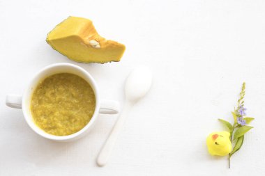kabak sağlıklı gıdalar ile mix pirinç gruel bebek için sağlık bakımı arka plan beyaz kahvaltı düzenleme düz yatıyordu 