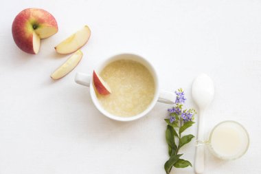 süt sağlıklı gıdalar ile elma püresi karışımı bebek için sağlık ev düzenleme arka plan beyaz düz yatıyordu tarzı yiyor 