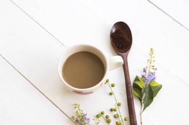 ahşap kaşık aranjman düz arka plan beyaz ahşap tarzı mushed kahve ile sıcak hazır kahve