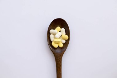 aspirin ağrı kesici hapları arka plan beyaz çiçek aranjman ıfla yatıyordu tarzı ateş için sağlık 
